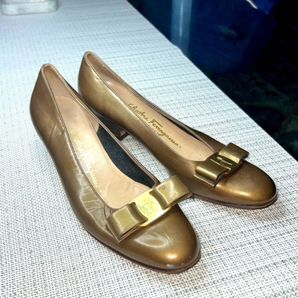 Boutique Salvatore Ferragamo Leather Low Heel Pumps Vera Bow Classic 71/2 AAA